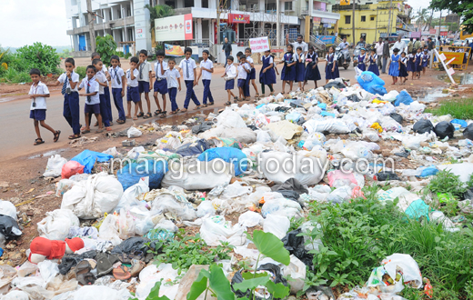 Deralakatte School children protest on garbage dump near school